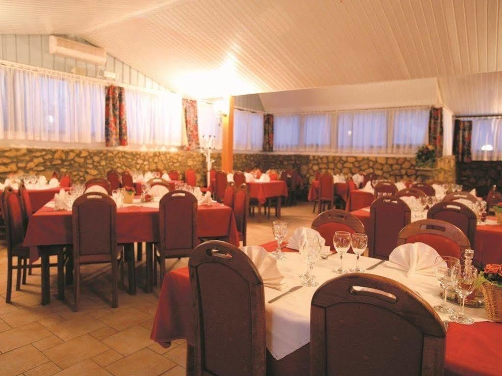 Hotel Omorika プナト エクステリア 写真